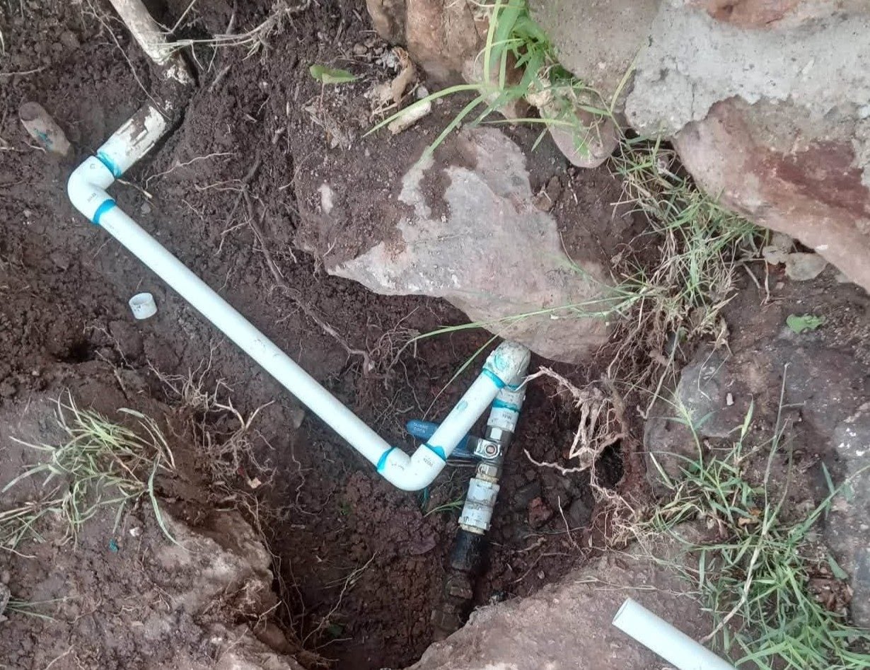 SE REALIZAN TRABAJOS DE MANTENIMIENTO DE LA RED DE AGUA POTABLE